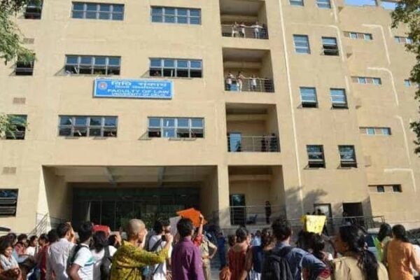 DU के लॉ कोर्स में मनुस्मृति पढ़ाने का सुझाव:एकेडमिक काउंसिल की बैठक में आज चर्चा होगी; फैकल्टी बोली- ये महिलाओं को पीछे ले जाएगा