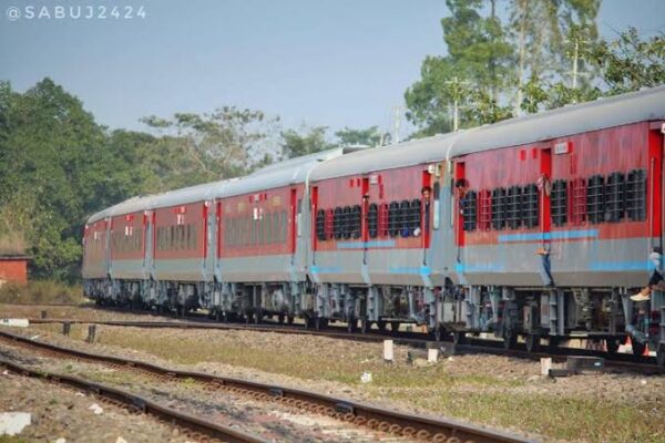 अवध असम एक्सप्रेस ने रेलवे ट्रॉली को उड़ाया,1 की मौत:कटिहार में हादसा, 3 कर्मचारियों की हालत गंभीर; ट्रैक पर काम रही थी टीम